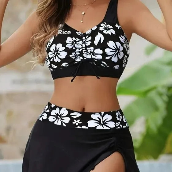 Haut de bikini noir à fleurs blanches, nœud au centre du décolleté