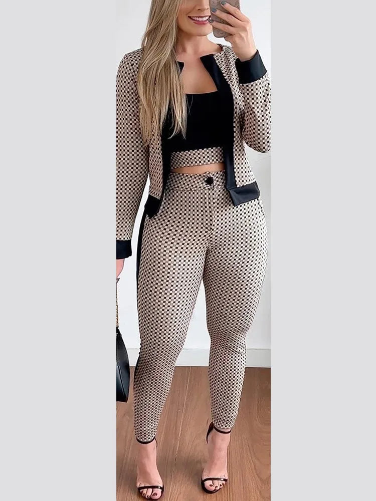 Ensemble 3 pièces pied-de-poule marron : veste, pantalon slim et top noir, empiècements sombres.