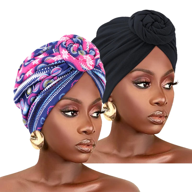 Lot de 2 turbans africains : un noir torsadé et un imprimé bleu, rose et blanc.
