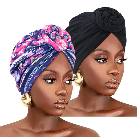 Lot de 2 turbans africains : un noir torsadé et un imprimé bleu, rose et blanc.