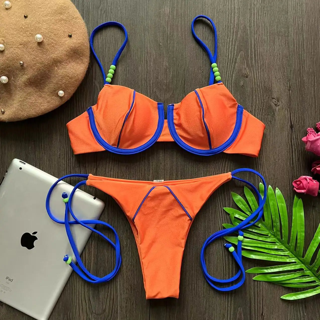 Ensemble maillot de bain 2 pièces orange, armatures, liseré bleu, culotte taille basse