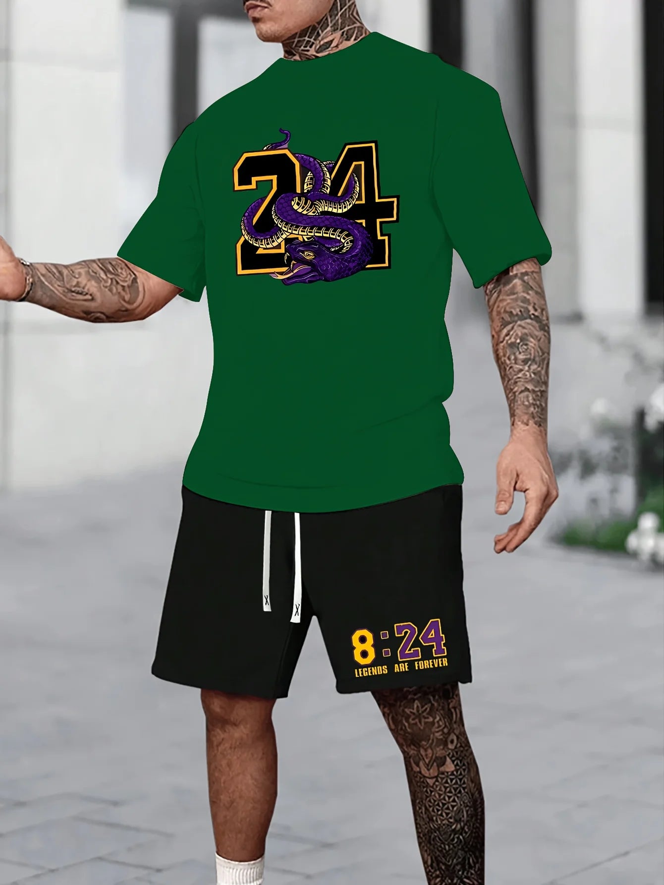Ensemble t-shirt vert foncé et short noir, serpent violet et imprimé 8:24
