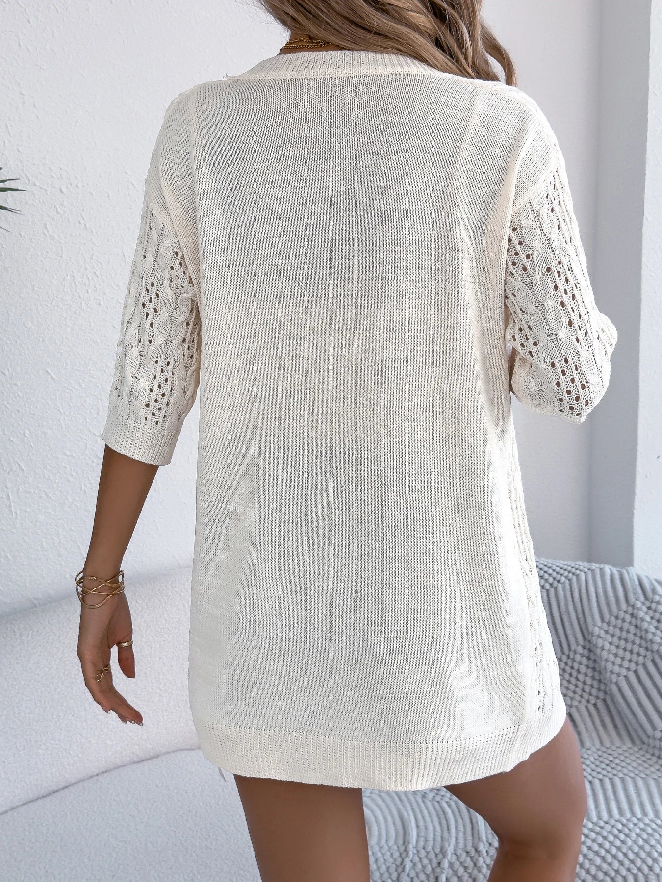 Cardigan tricoté blanc cassé, vue dos, manches mi-longues, maille ajourée