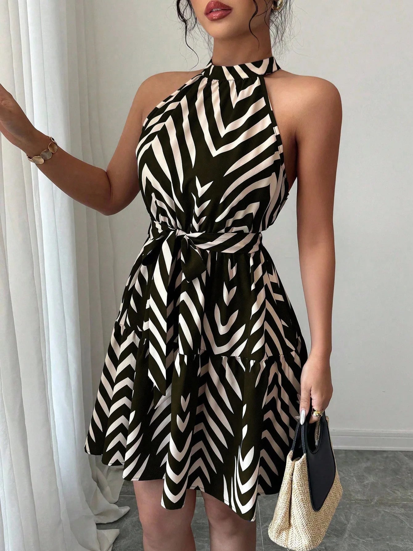 Robe midi sans manches à col licou, rayures ondulées noir et blanc, ceinture à nouer