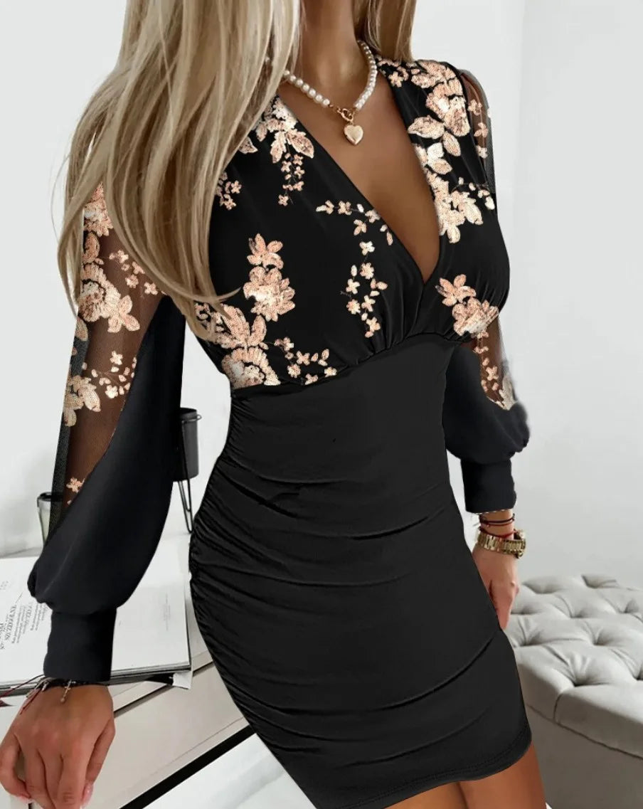 Mini robe fourreau col V profond, manches lanterne noires en voile, fleurs brodées