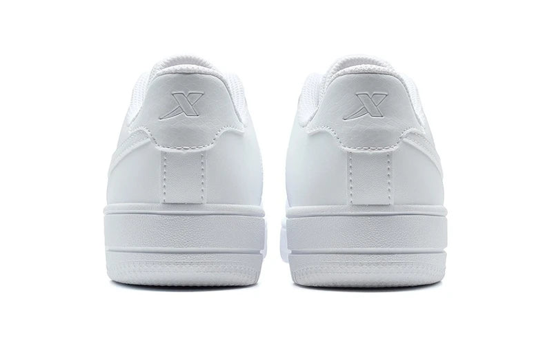 Chaussure de skate Xtep blanche, vue arrière, logo sur le talon, semelle épaisse