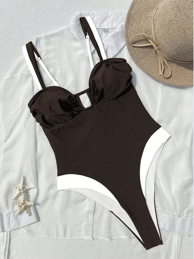 Monokini café foncé à bonnets froncés et lanières fines, décolleté en V