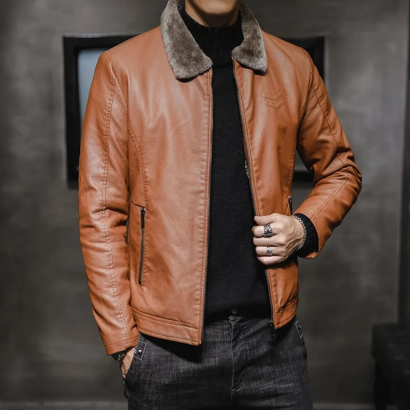 Veste cuir orange doublée polaire, col fourrure marron, zip central et poche zippée.