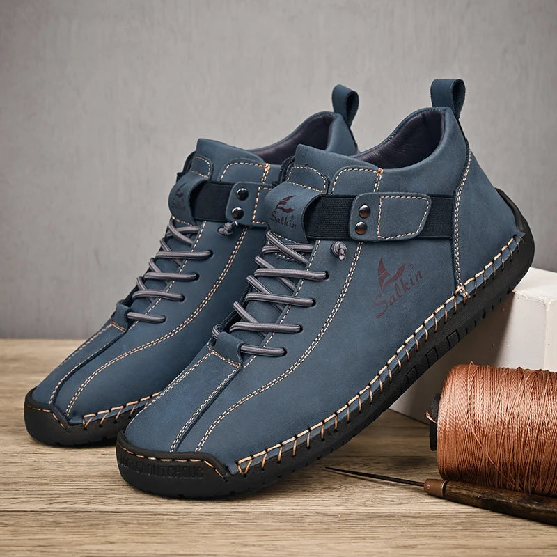 Paire de chaussures décontractées homme en cuir bleu marine, lacets, bride et semelle noire.