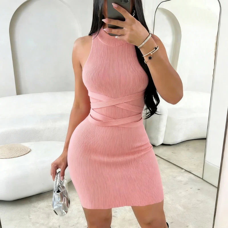 Robe mini moulante en maille côtelée rose clair, sans manches, col rond, croisillons à la taille