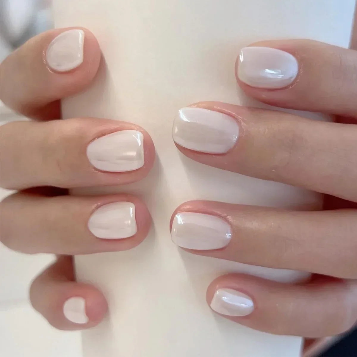Faux ongles pointus , Aurora noir, blanc, nacré, brillant