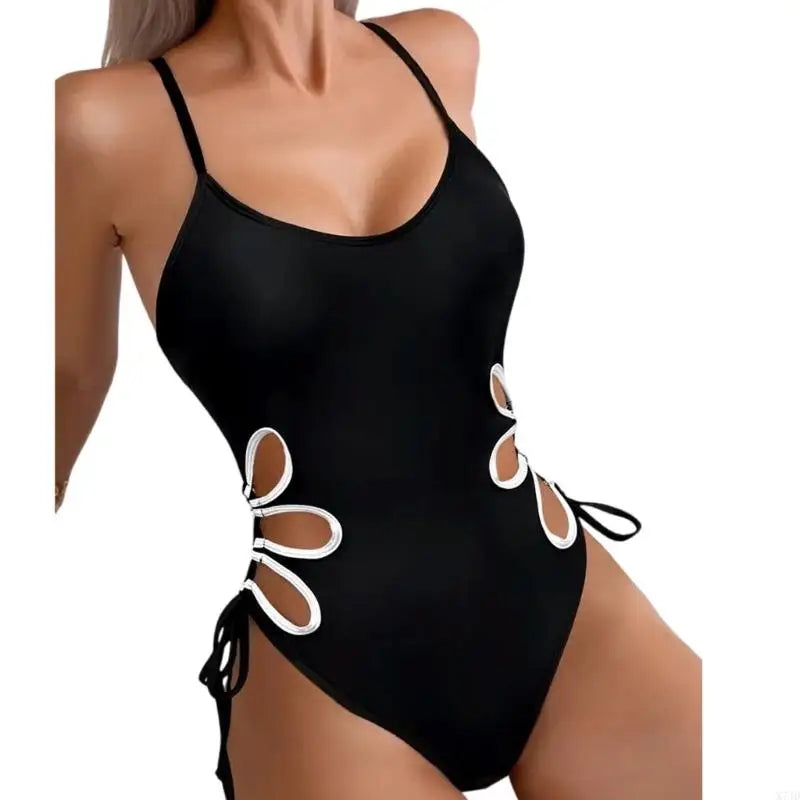 Maillot une pièce noir à bretelles, découpes type gilet et nœuds sur le côté.