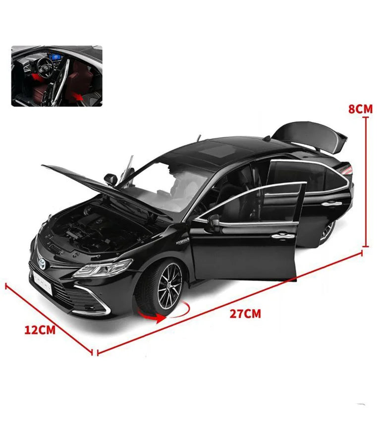 Voiture miniature noire Toyota Camry, porte ouverte et jante avant visible
