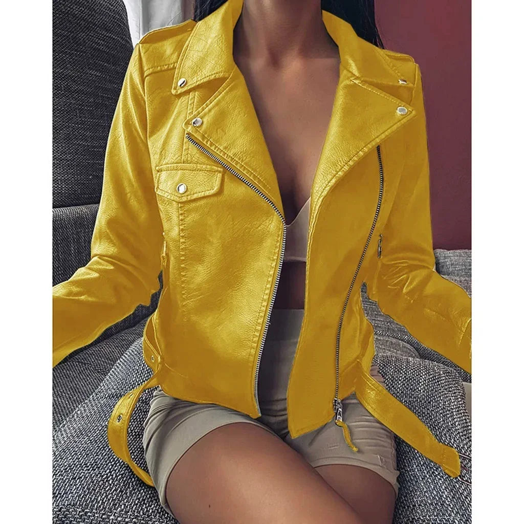 "Un blouson en cuir intemporel, pour une allure à la fois raffinée et audacieuse.