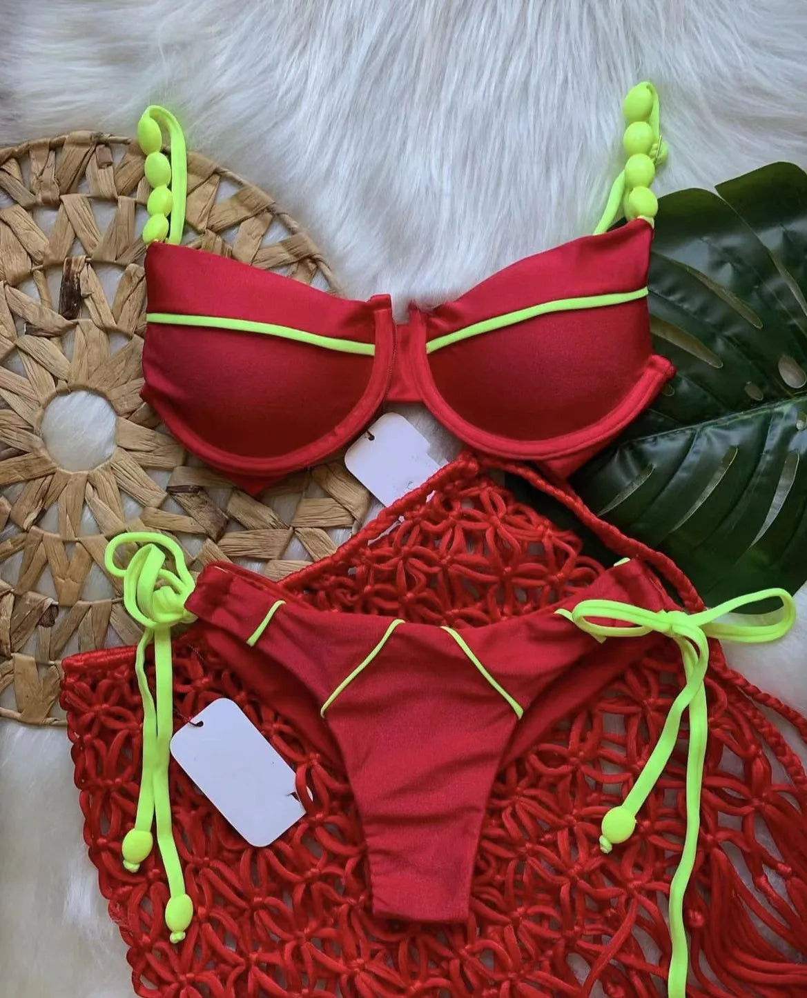Maillot de bain 2 pièces rouge bordé vert fluo, haut armatures, bas à nouer