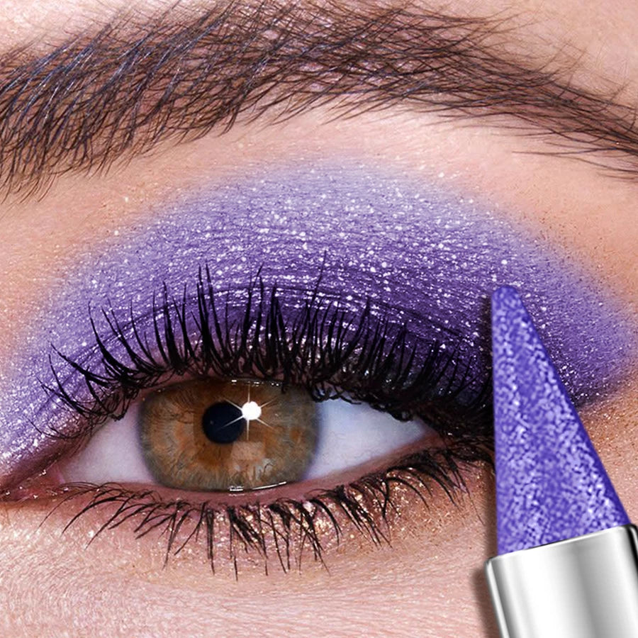 Crayon fard à paupières violet pailleté, application sur la paupière
