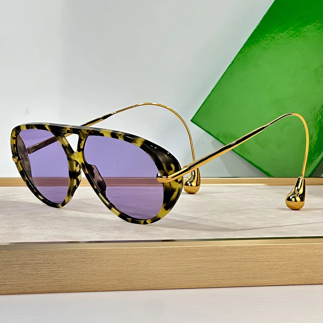 Lunettes de soleil pilote surdimensionnées monture léopard, verres violets teintés.