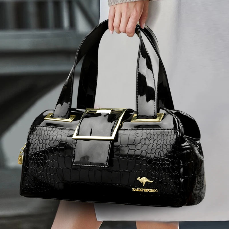Sac à main en cuir verni effet croco noir, poignées et fermoir rectangulaire doré