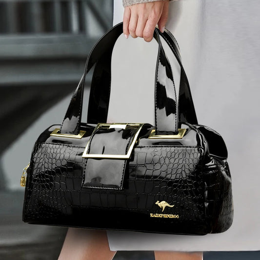 Sac à main en cuir verni effet croco noir, poignées et fermoir rectangulaire doré