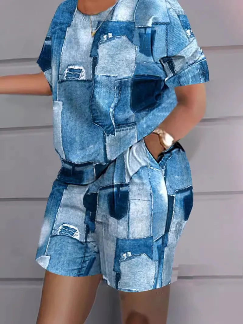 Ensemble t-shirt en denim effet patchwork bleu et short assorti, manches courtes.