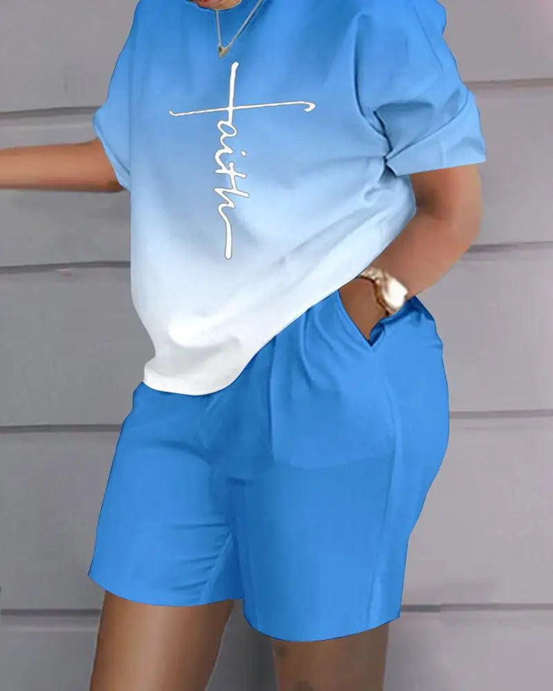 Ensemble t-shirt col rond bleu clair et short bleu, manches courtes, devant imprimé.