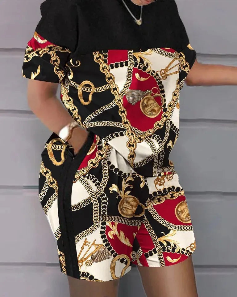 Ensemble deux pièces : t-shirt noir à chaînettes dorées et short blanc à motifs rouges