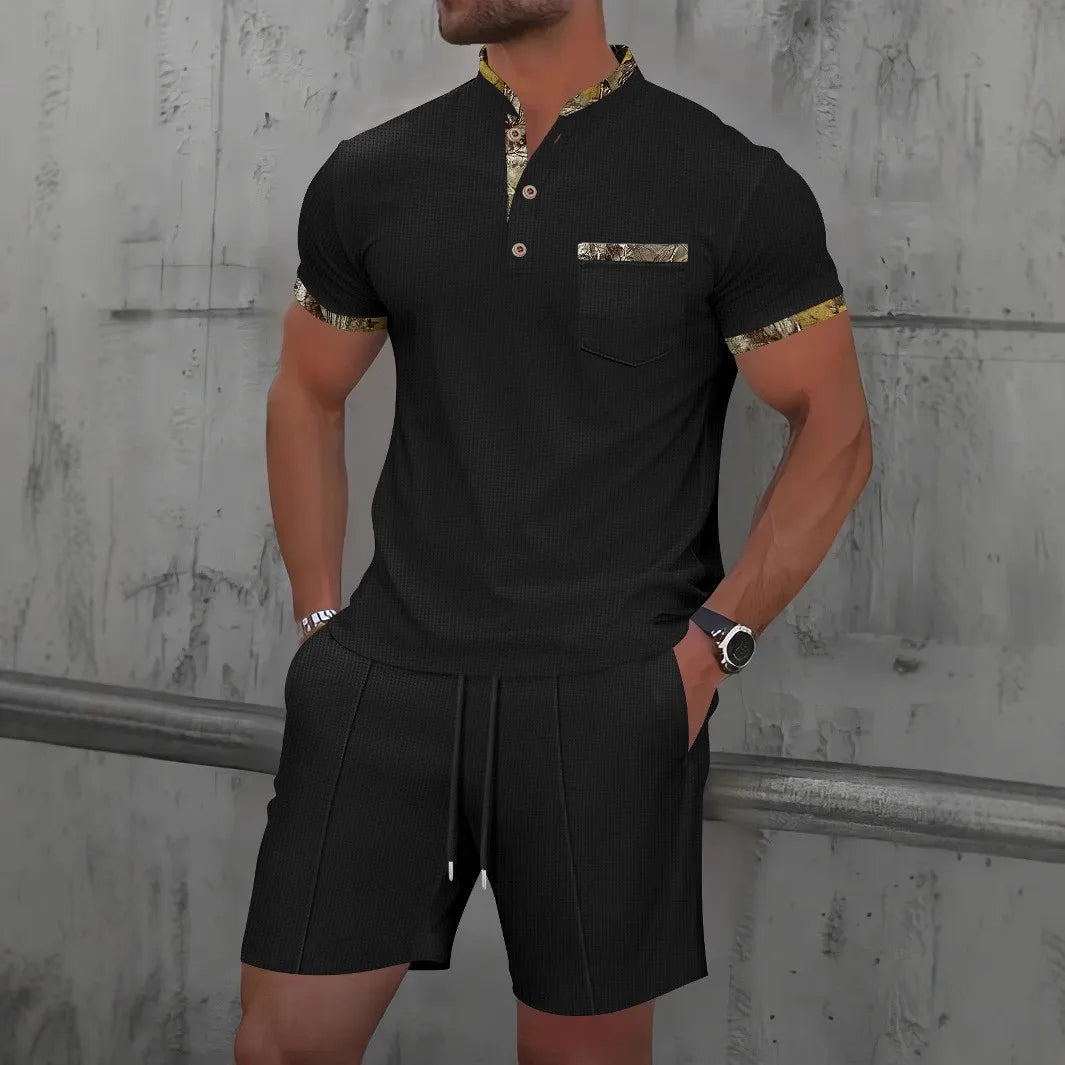 Ensemble polo homme gaufré noir : col à motifs, poche poitrine et short assorti.