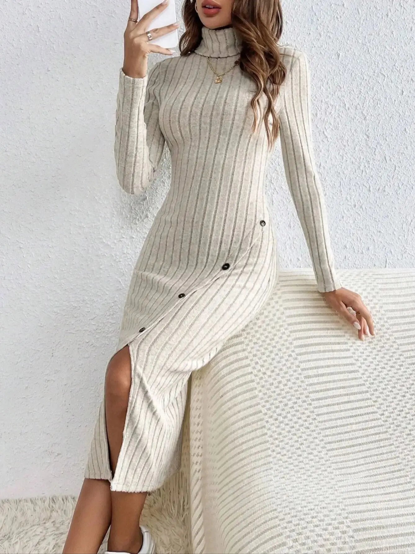 Robe à col roulé côtelée kaki clair, fente et boutons sur l’avant, longueur mi-mollet.