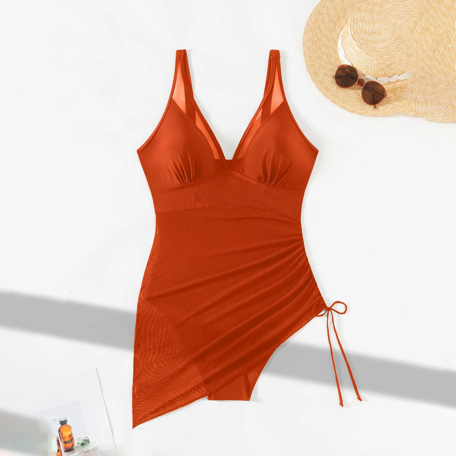 Maillot une pièce orange à bretelles fines, encolure en V et jupe froncée