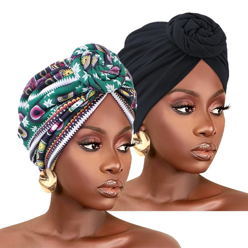Lot de 2 turbans africains : un noir torsadé et un imprimé vert, violet et blanc.