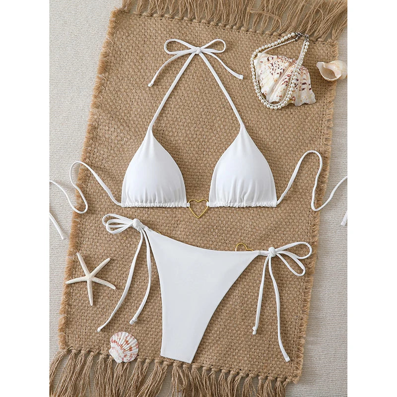 Maillot de bain blanc 2 pièces, haut triangle noué et micro-slip à liens sur les côtés