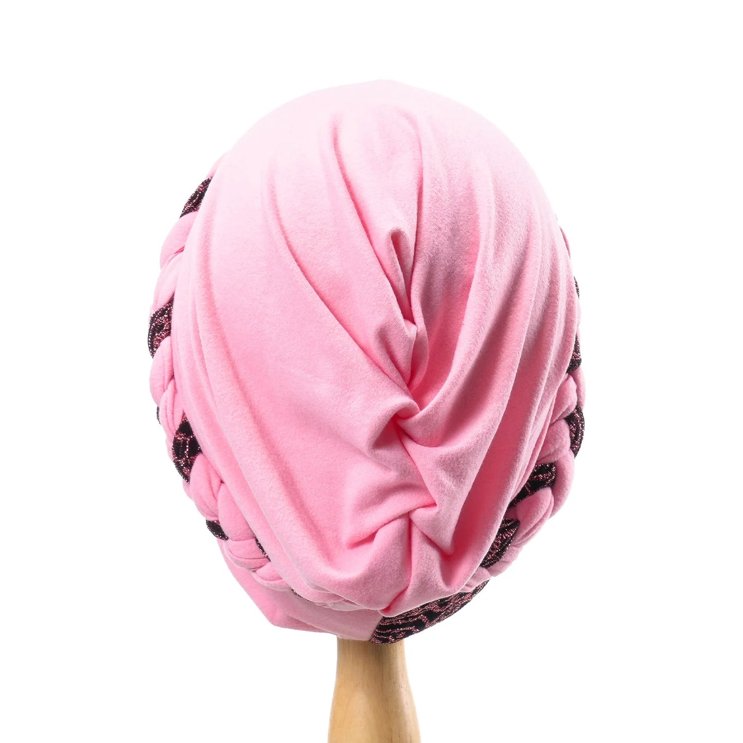 Bonnet turban tressé rose pâle, vue arrière avec plis en volume.