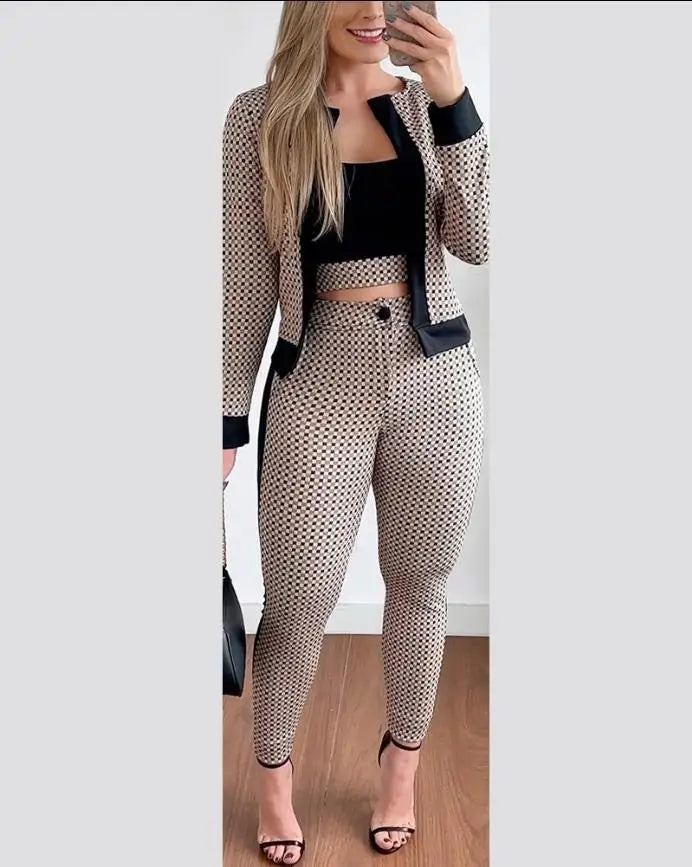 Ensemble 3 pièces pied-de-poule : veste, pantalon slim et top noir, finitions contrastées.
