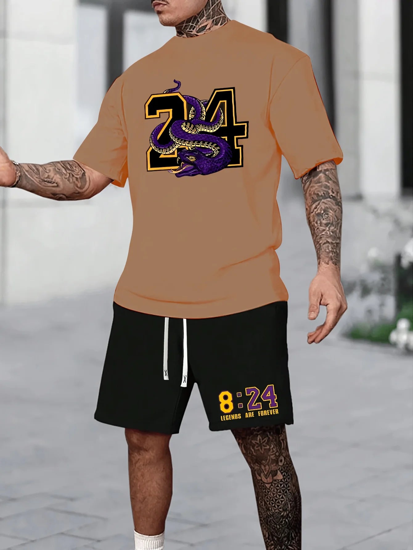 Ensemble t-shirt camel et short noir, serpent violet et imprimé 8:24