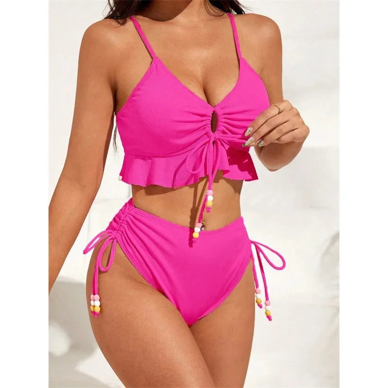 Ensemble bikini rose fuchsia à volants, top triangle froncé et bas taille haute à cordons