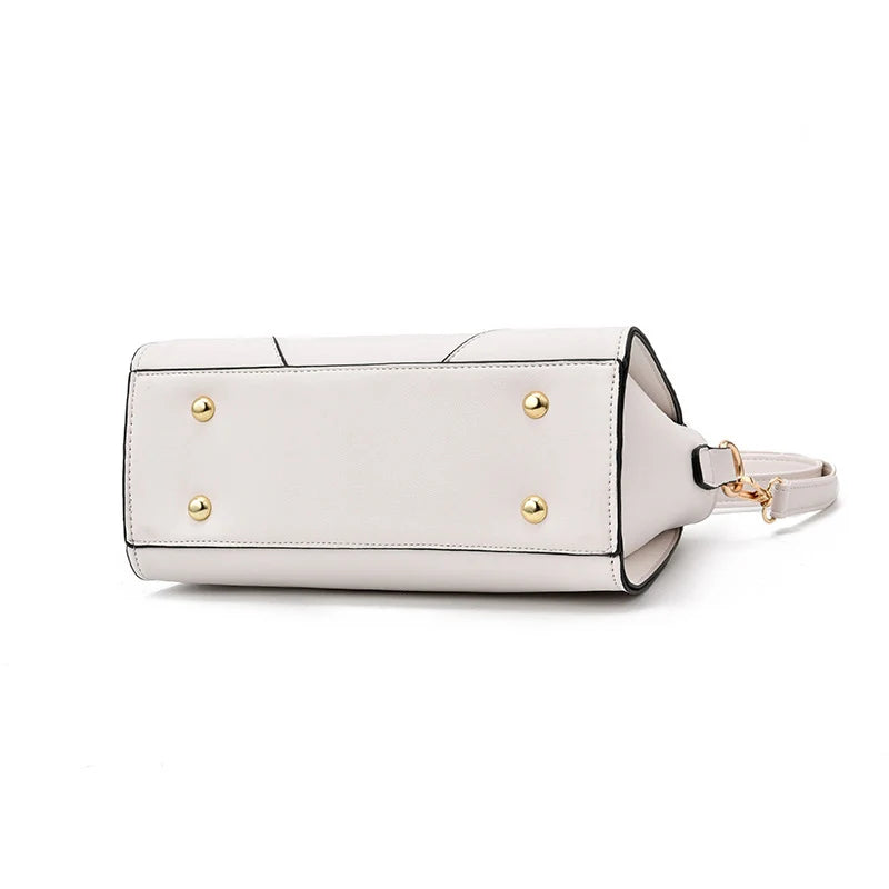Mini sac à main blanc cassé avec bandoulière et œillets décoratifs dorés sur le rabat