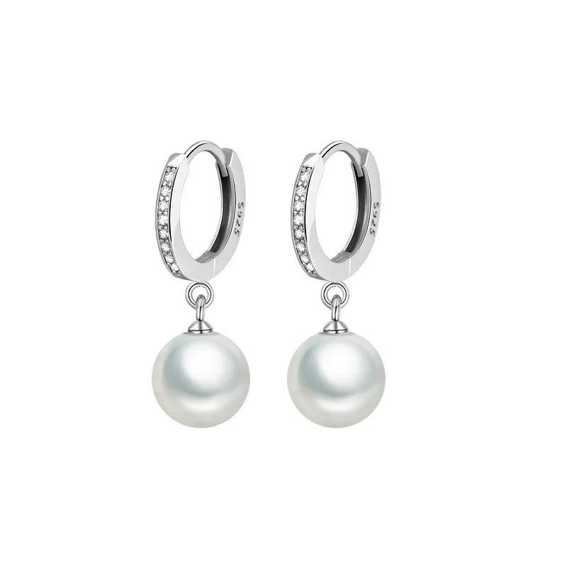 Boucles d’oreilles pendantes argentées avec perle nacrée et anneau pavé de zirconium