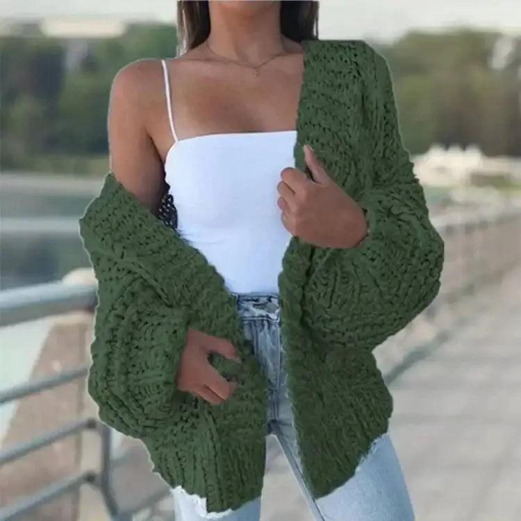 Cardigan en maille épaisse vert, manches chauve-souris longues et ouverture devant.