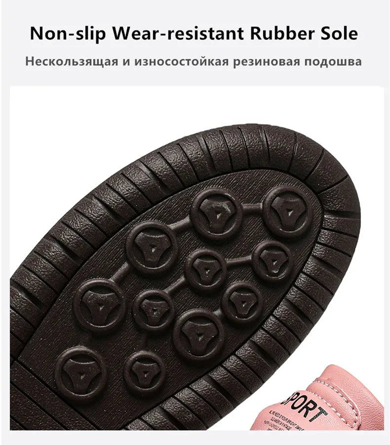 Semelle extérieure en caoutchouc noire crantée de mocassins femme en cuir, gros plan.