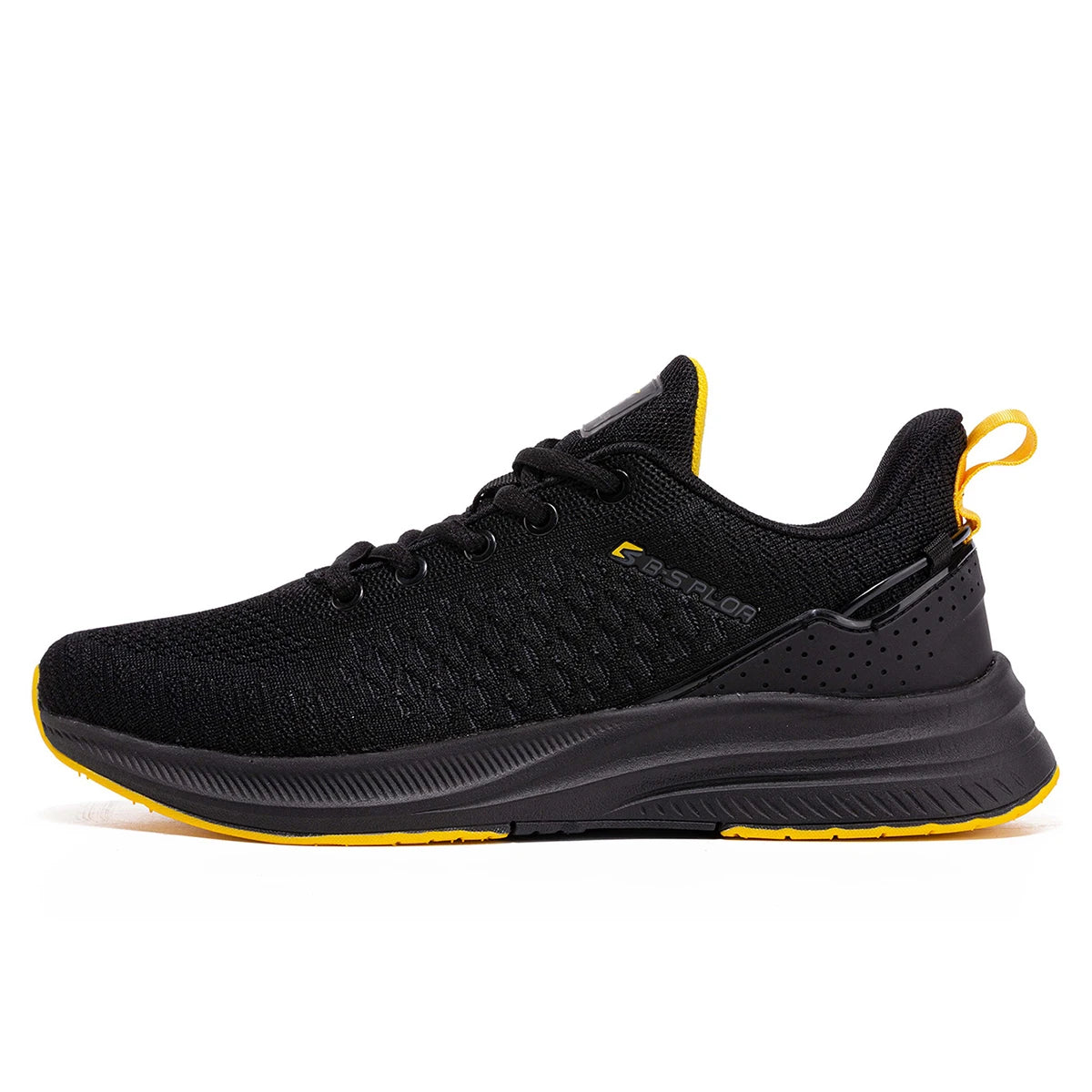 Chaussures de running homme noires en maille, semelle sombre avec liseré jaune.