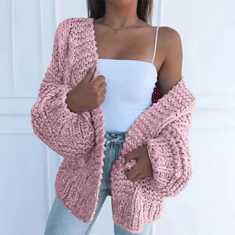 Cardigan en maille rose poudré, manches chauve-souris amples et texture en relief.