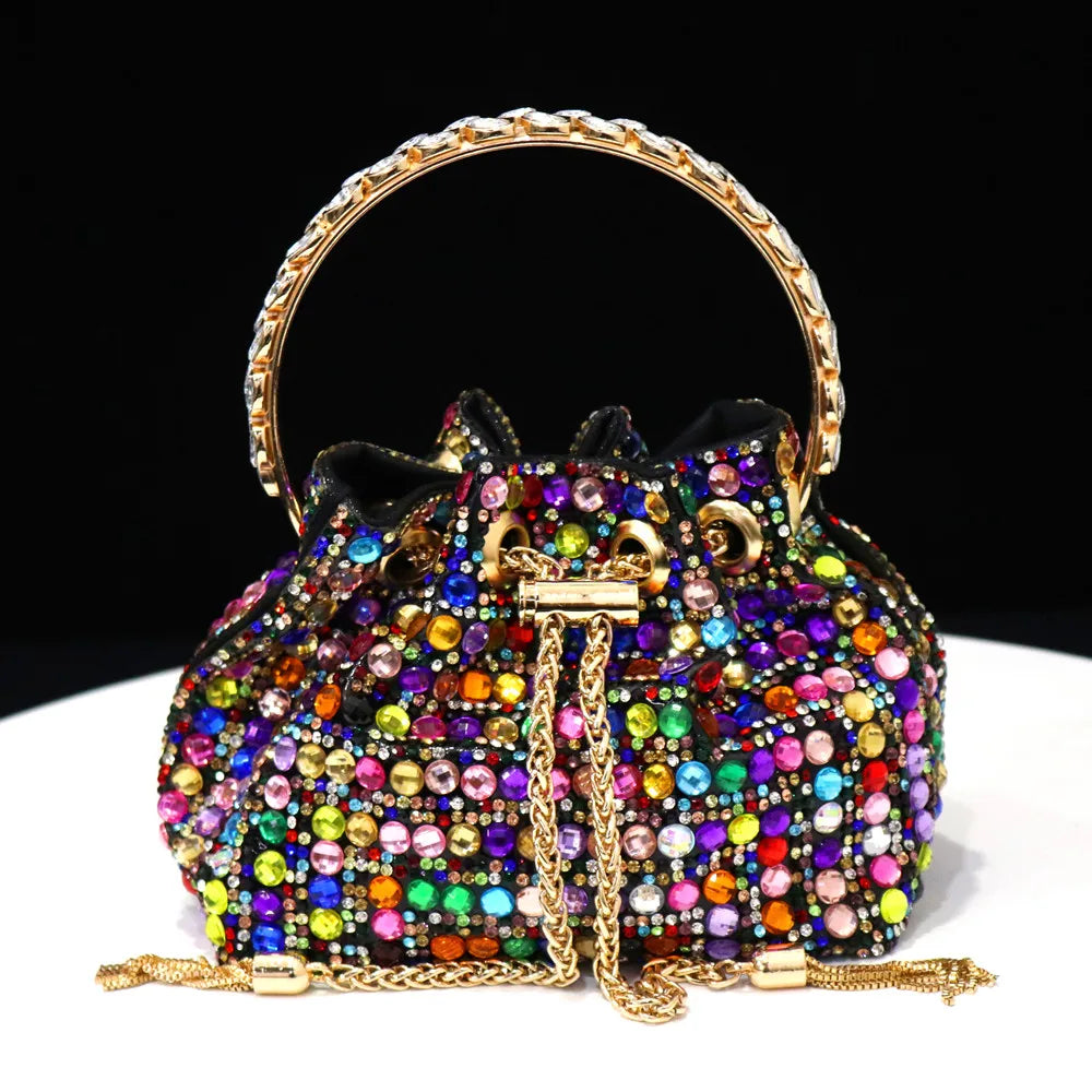 escarpin très chic luxe a bout pointu de qualité et talons dorée ainsi que le sac a bandoulière assorti aux escarpins