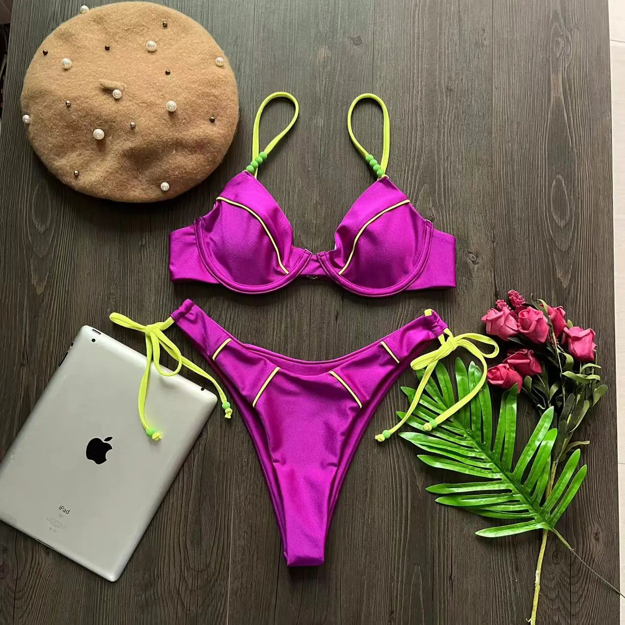 Ensemble maillot de bain 2 pièces violet, liseré vert fluo, culotte taille basse