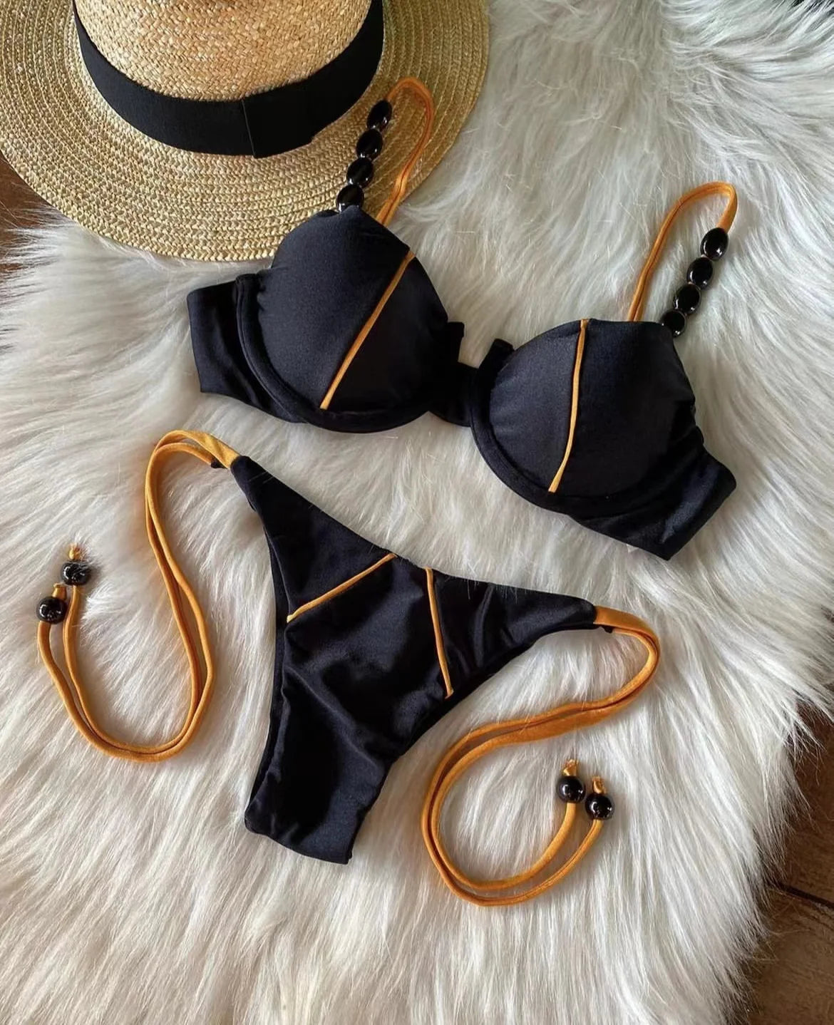 Ensemble maillot de bain 2 pièces bleu foncé, bretelles perles noires et liseré orange