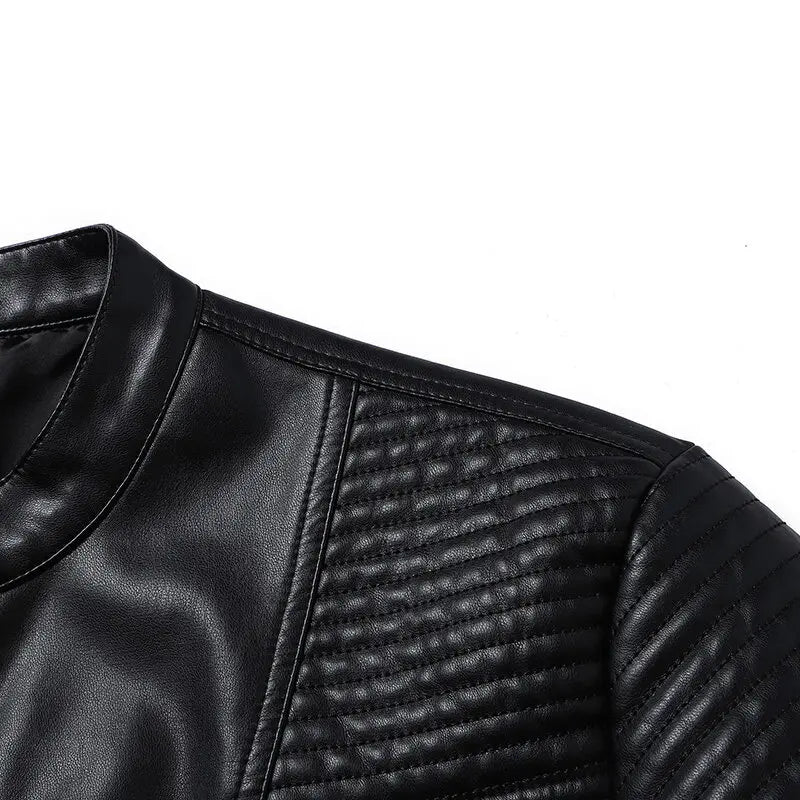 Blouson cuir noir : empiècement texturé à l’épaule et motifs nervurés.