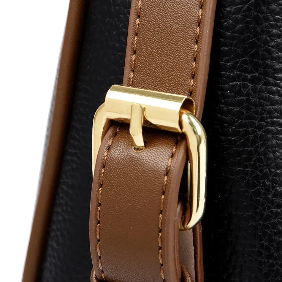 Attache de bandoulière en métal doré sur passant marron, cuir grainé