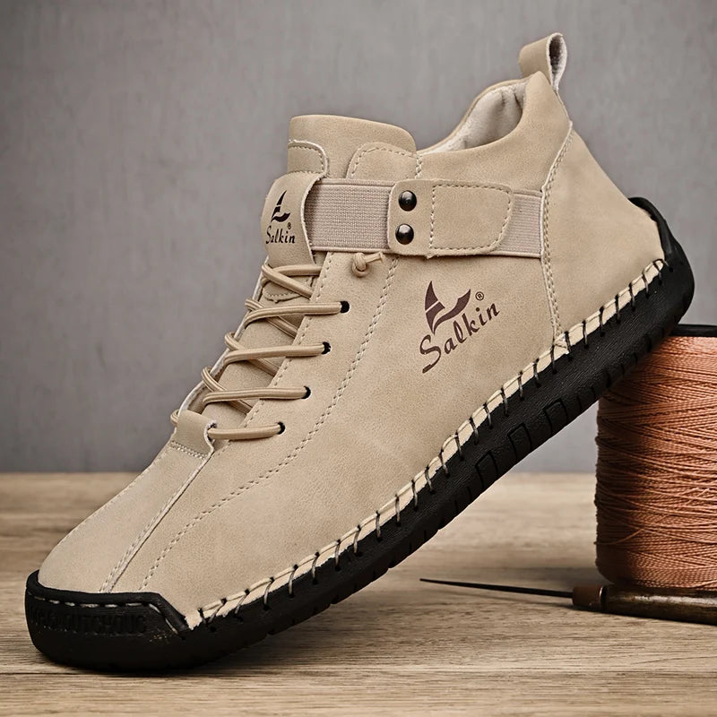 Chaussure décontractée en cuir beige à lacets avec bride, semelle noire et coutures blanches.