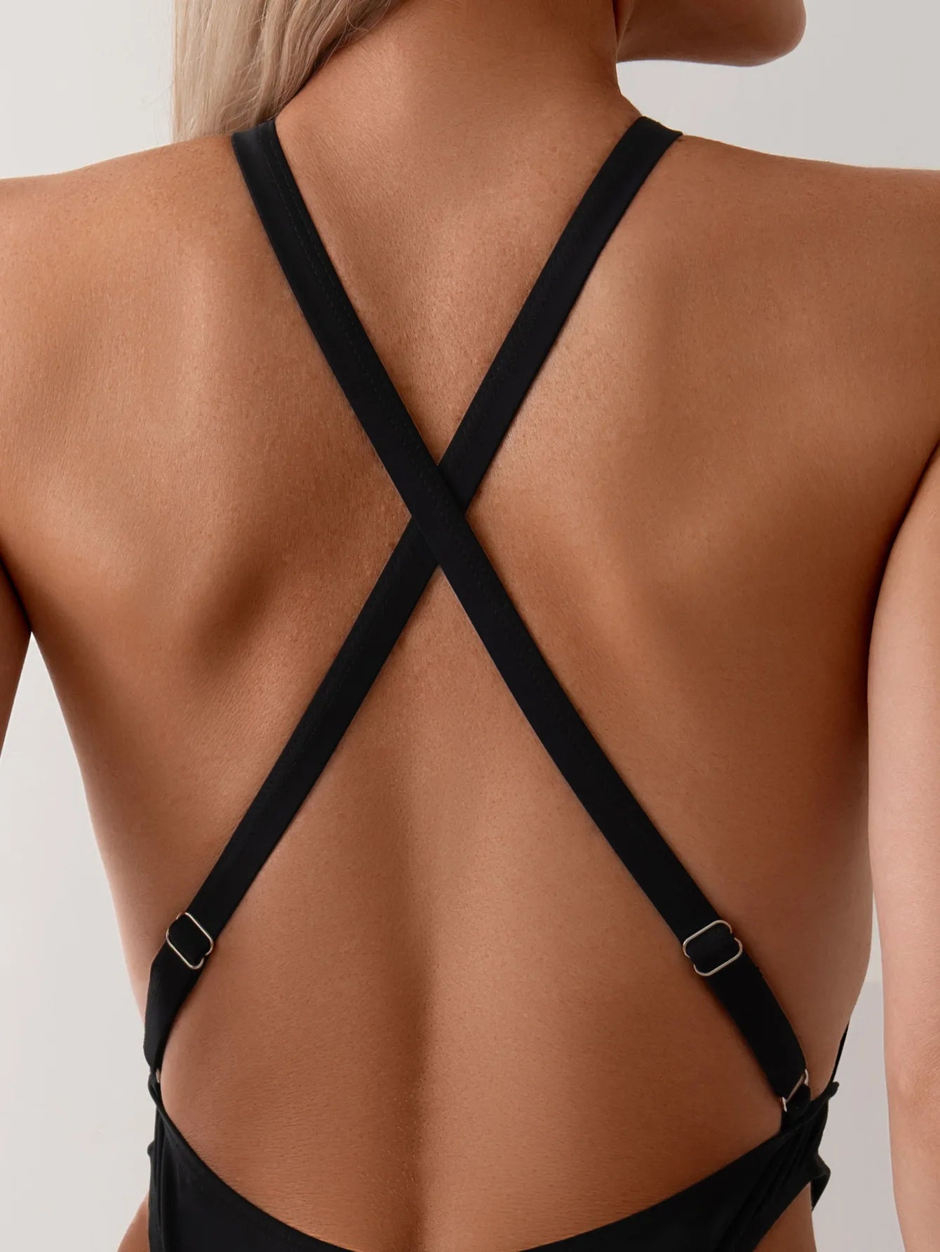 Maillot de bain une pièce noir dos nu, bretelles croisées et attaches réglables
