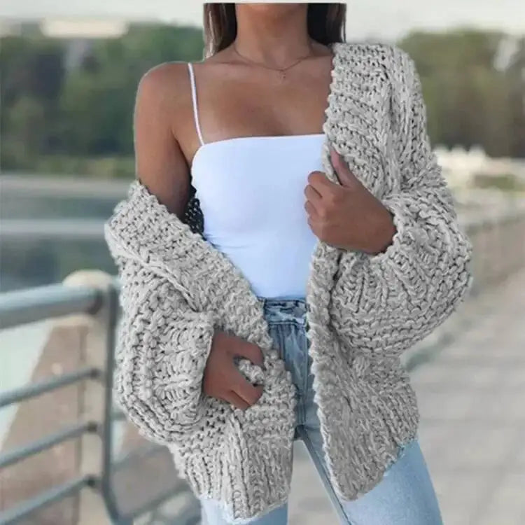 Cardigan en maille texturée écru, manches chauve-souris amples et coupe ample.