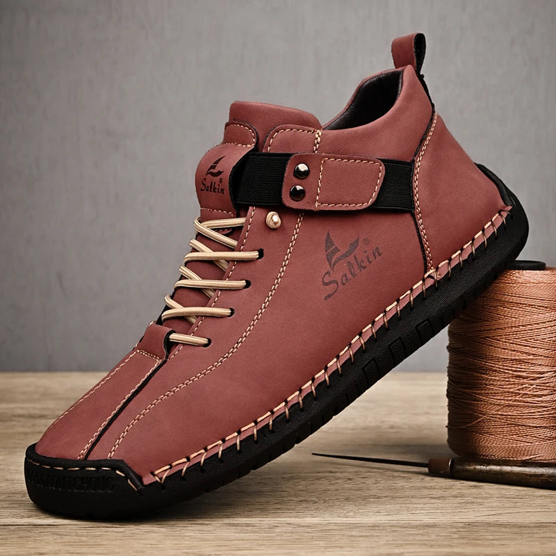 Chaussure décontractée en cuir bordeaux à lacets, bride réglable, semelle noire crantée.